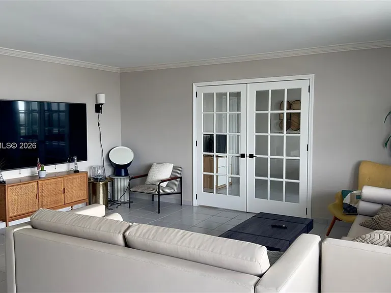 9225 Collins Ave #812 — Photo 2
