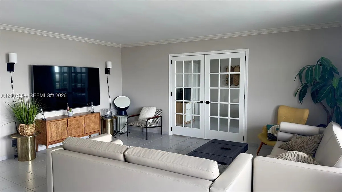 Building Photo - 9225 Collins Ave #812