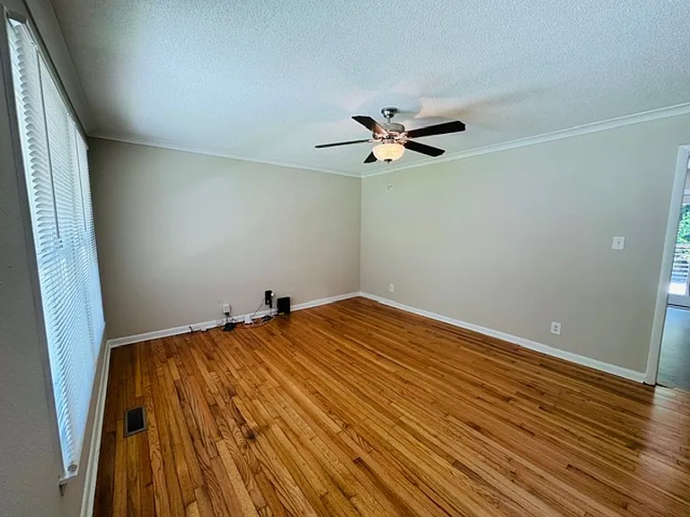 107 Hillbrook Ct — Photo 2