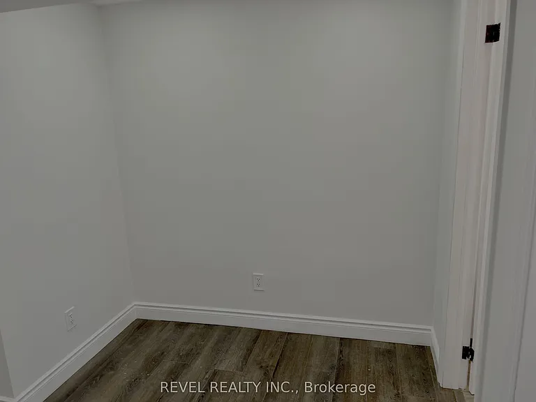 636 Scarlett Rd S #LOWER — Photo 20