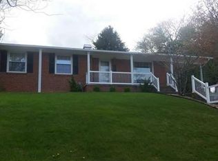 210 Essex Dr, Staunton, VA 24401