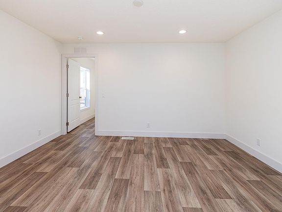 5th image of 102 Holly Dr #12