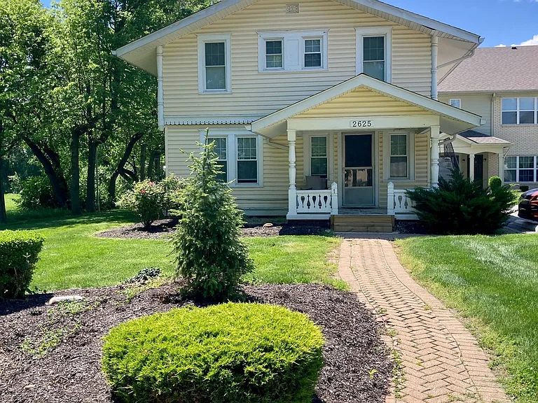 Mansion Row - Where Historic Charm Meets Modern Convenience! — Photo 8
