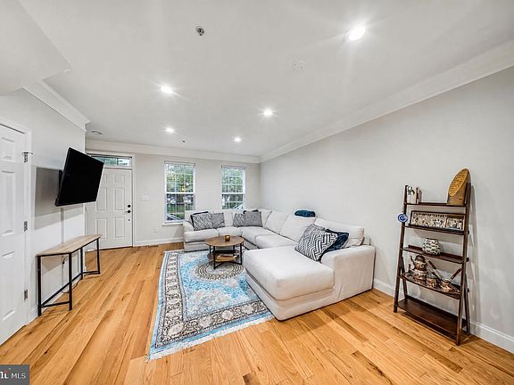 3rd image of 156 Golden Ash Way