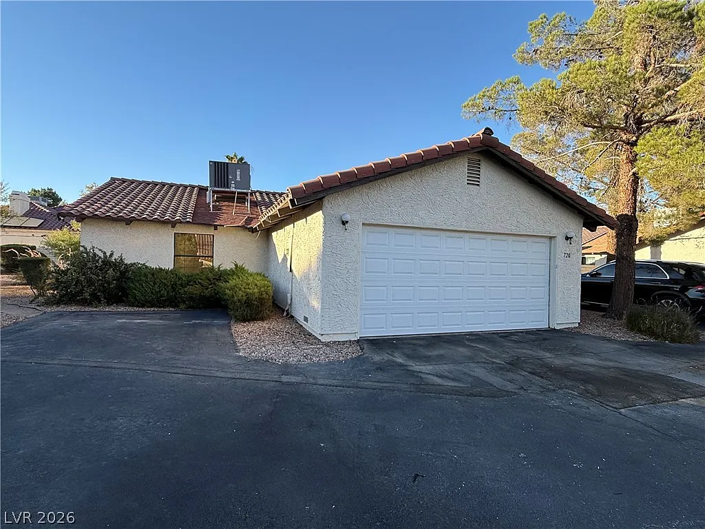 4 bed, 2.0 bath, 1972 sqft, $2,200 — Photo 2