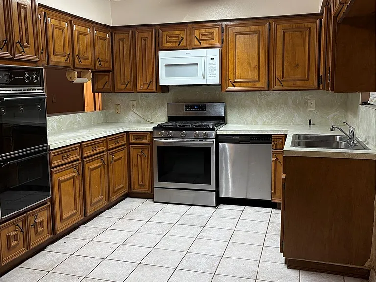 415 Zinn Dr — Photo 4