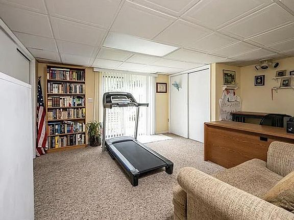 3rd image of 1085 Cranston Dr