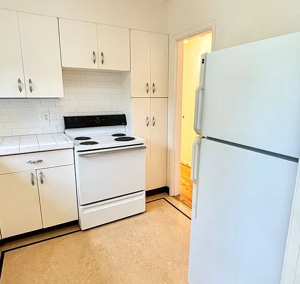 T0131 - Claremont Apartments — Photo 13