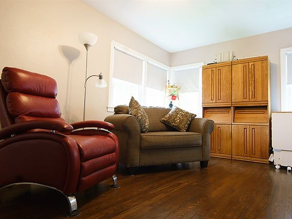 5th image of 3024 Gladstone Ave