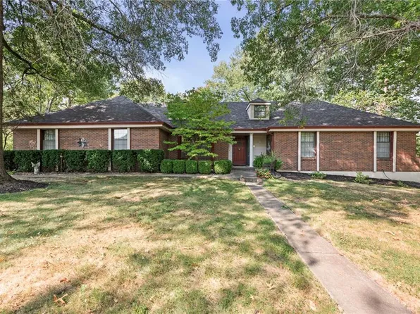 1202 Southwind Dr, Raymore, MO 64083