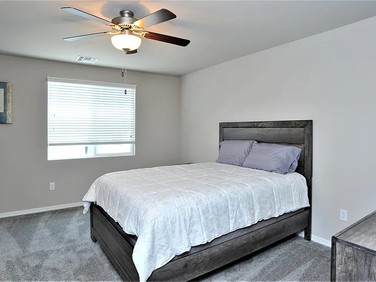 1218 E Blacklidge Dr — Photo 6