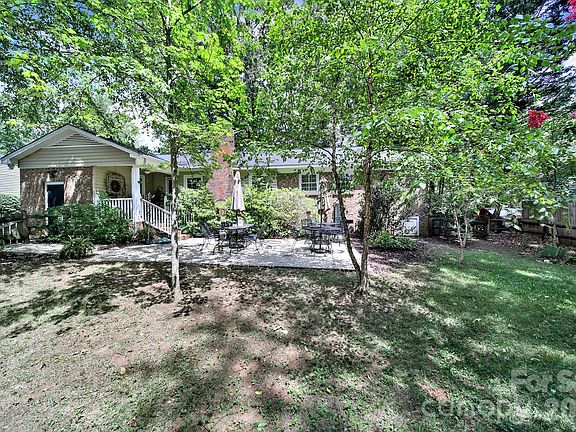 3rd image of 924 Glenshannon Rd
