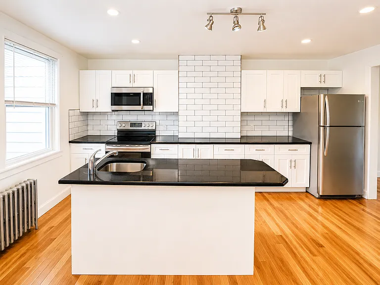 25-26 Hoyt Ave S #4 — Photo 3