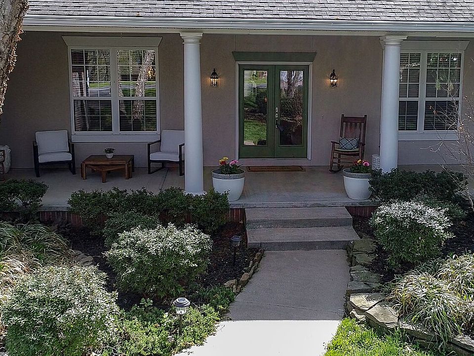Large Inviting Front Porch!