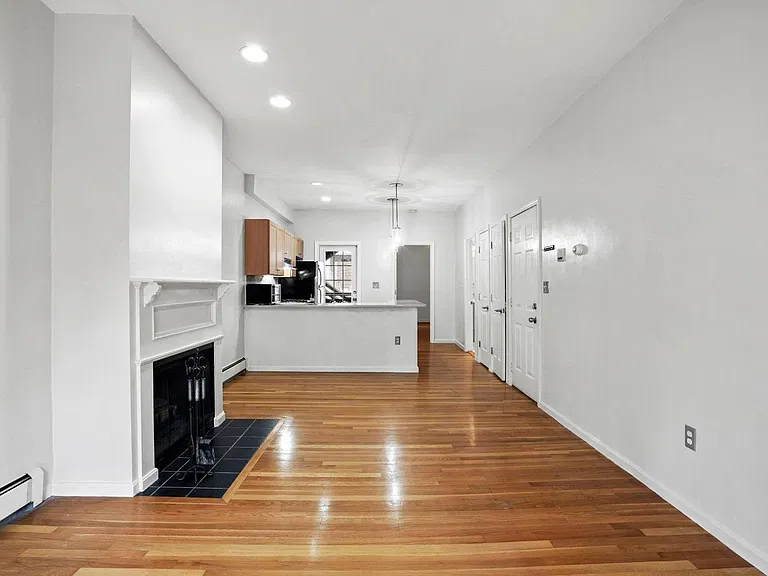 190 W 7th St #1 — Photo 7