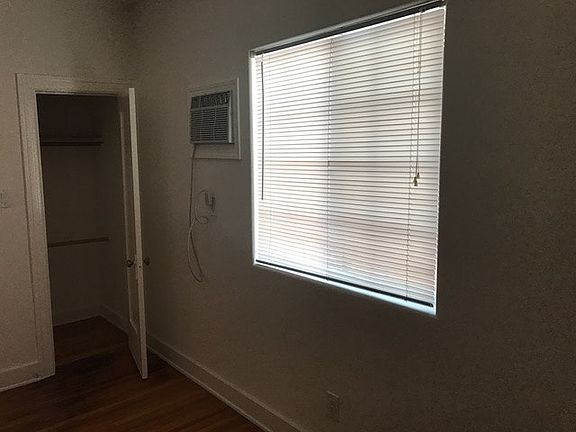 3rd image of 942 N Hudson Ave