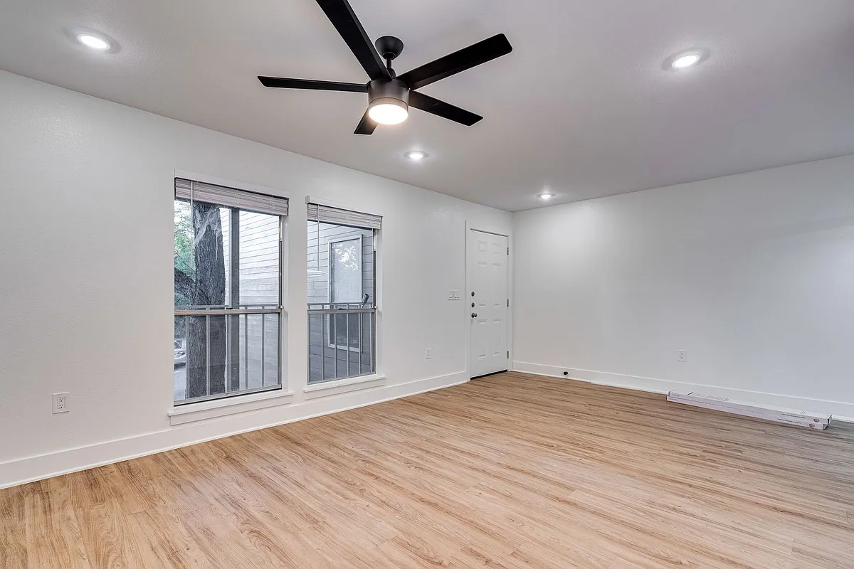 Building Photo - 704 W 21st St #304