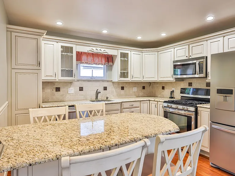 9898 Wistaria St — Photo 3