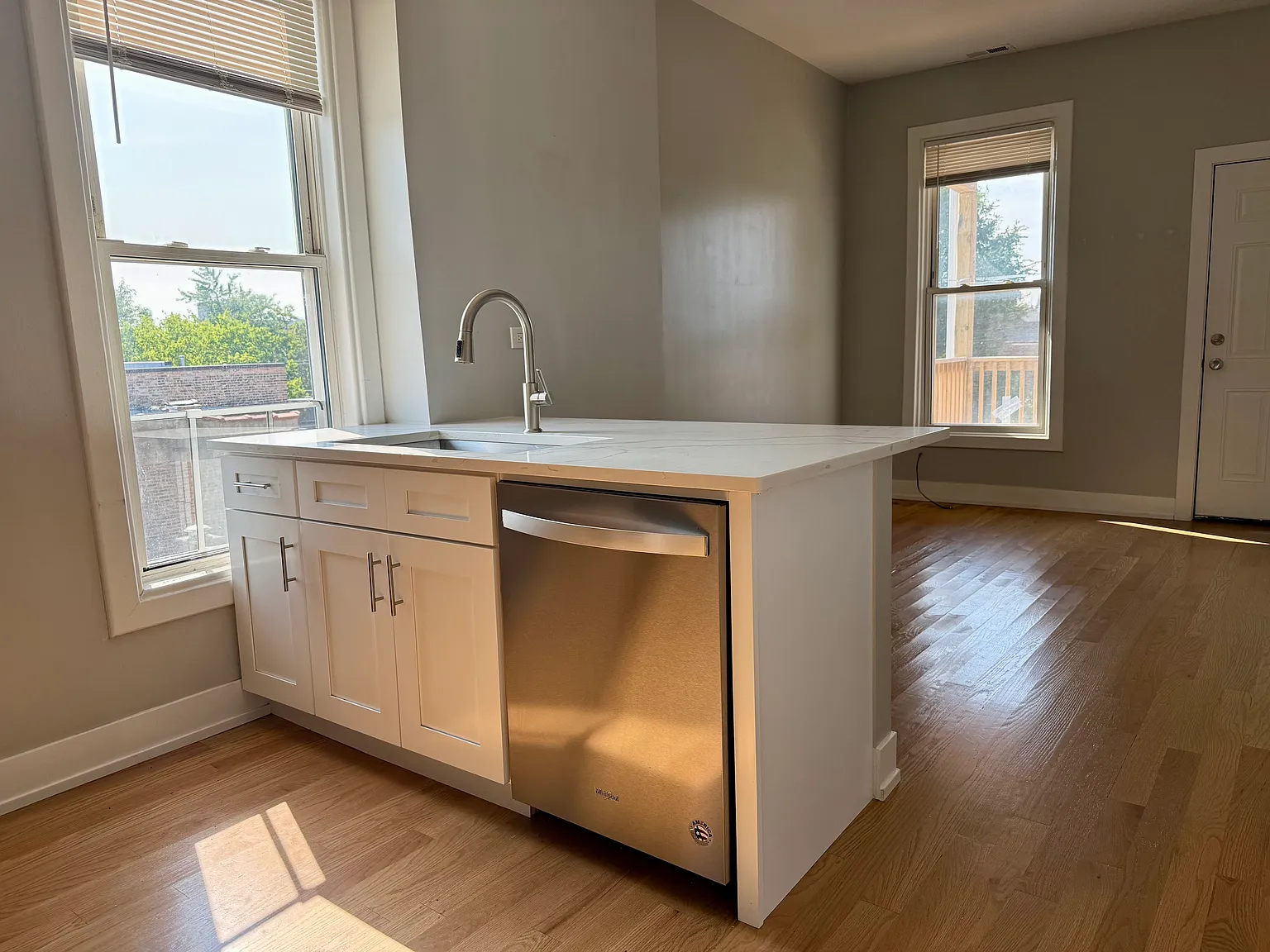 2 bed, 700 sqft, $2,195 — Photo 2