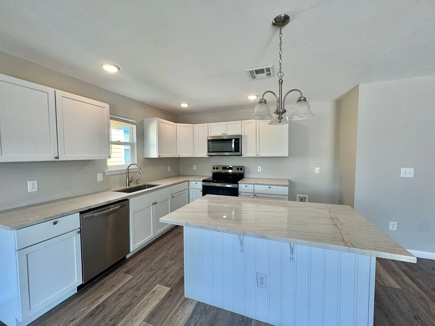 Newer construction 3 bed 2 bath home for rent — Photo 3