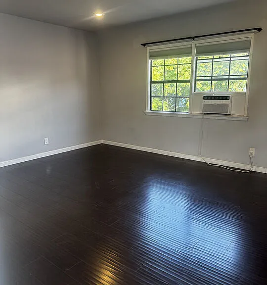 1233 Gordon St — Photo 2