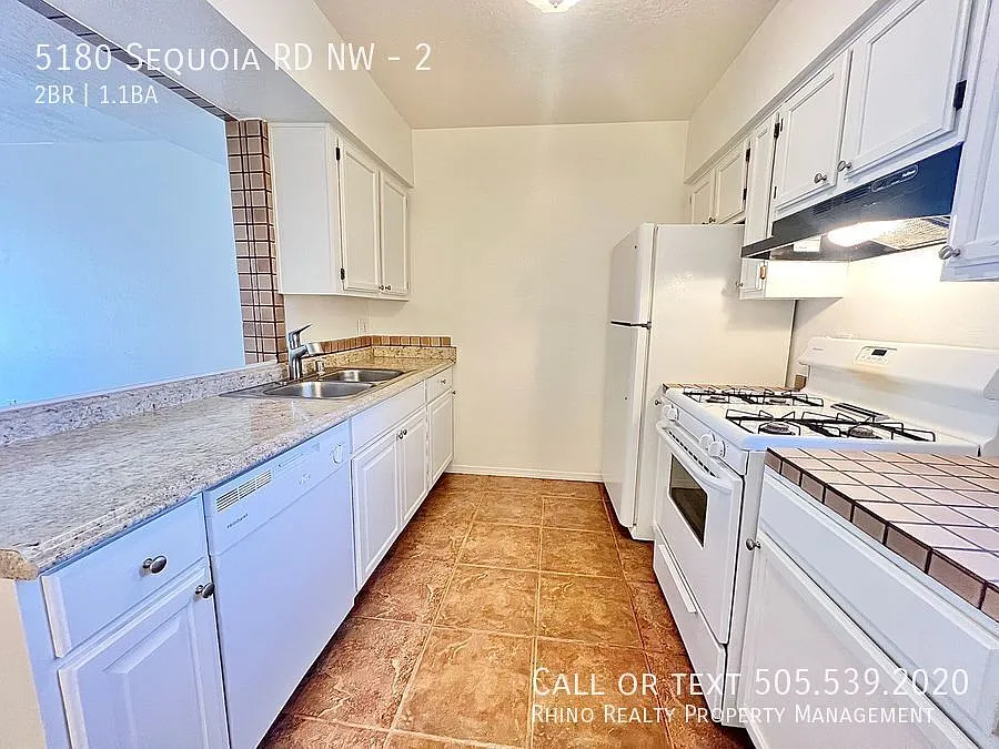 Westside Townhouse! 2 Bedroom, 1.5 Bath Across From Redlands Park! — Photo 3