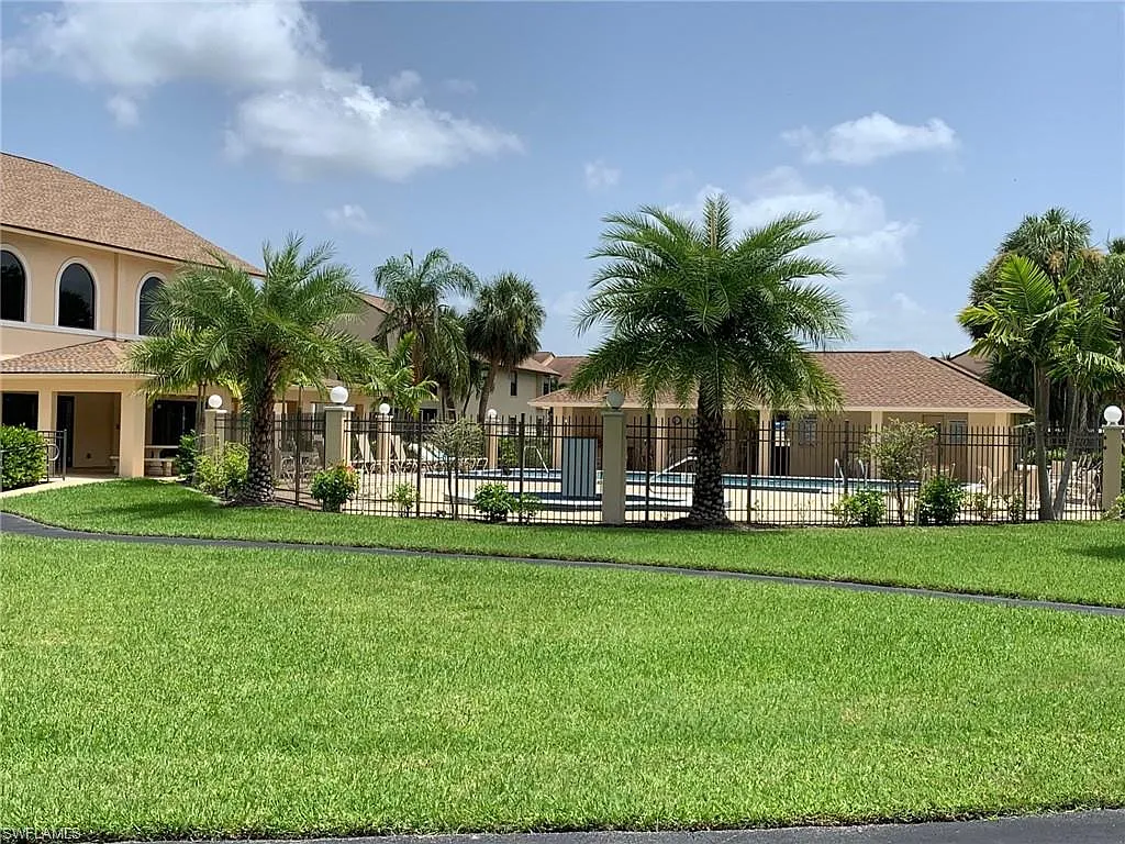 Club At Crystal Lake Condominium — Photo 2
