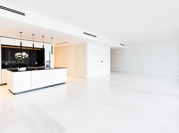 300 Biscayne Boulevard Way #2702E, Miami, FL 33131