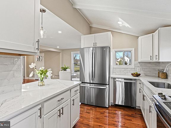 4th image of 212 E Chatsworth Ave