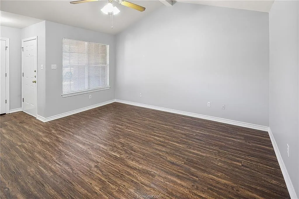 3 bed, 2.0 bath, 2630 sqft, $1,450 — Photo 3