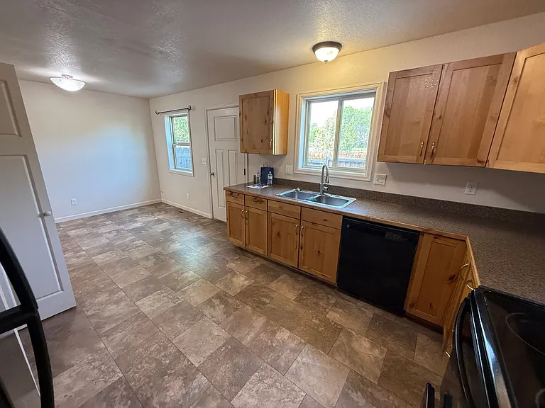 418 W Pershing — Photo 14