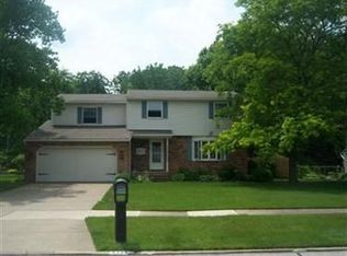 8295 Pinehurst Dr, Parma, OH 44129