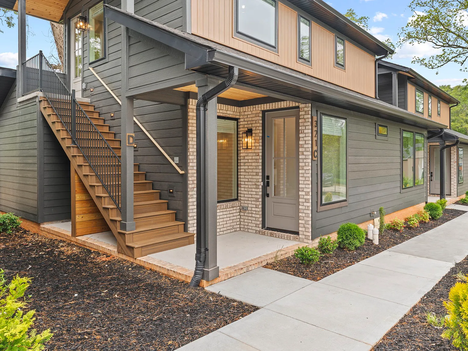 Medford Mews, Carriage House 321 — Photo 3