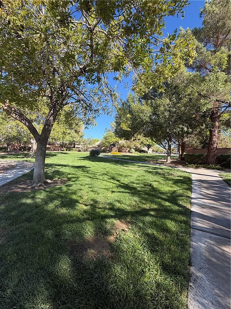 3 bed, 2.0 bath, 1622 sqft, $2,100 — Photo 2