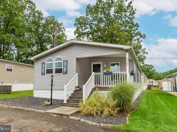 2002 Perilli Dr, Telford, PA 18969