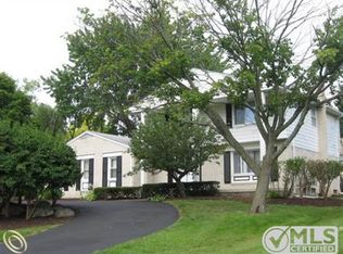6025 Ledgeway Dr, West Bloomfield, MI 48322