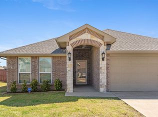 104 Springleaf Ln, Mabank, TX 75147