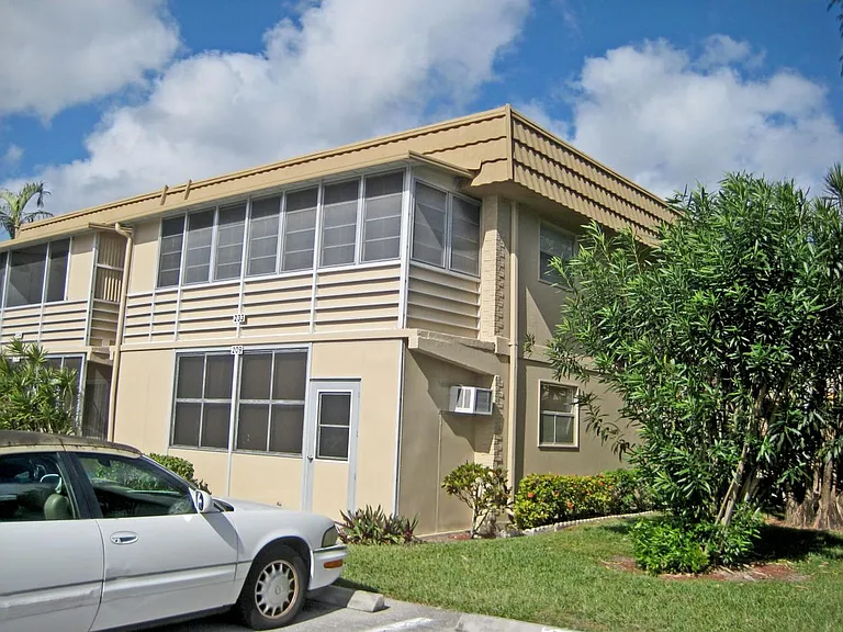 233 Brittany E — Photo 1