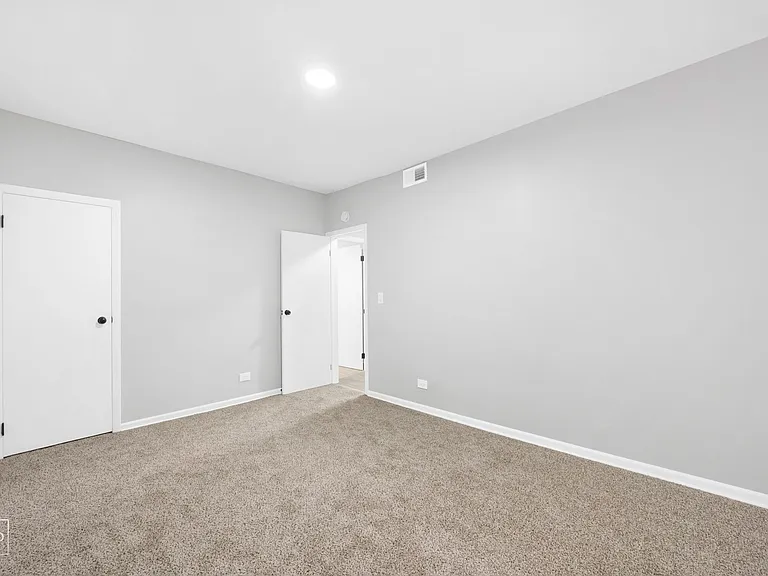5015 S Champlain — Photo 11