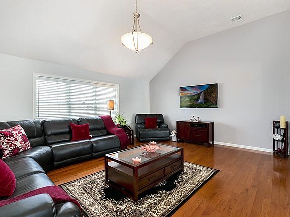 5th image of 29 Gedney Dr