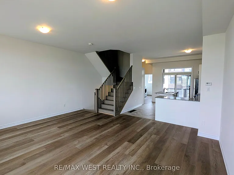 91 Inverary Cres — Photo 12