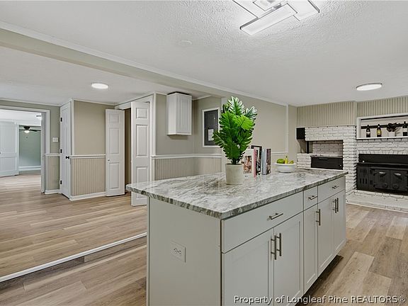 4th image of 956 Middle Rd