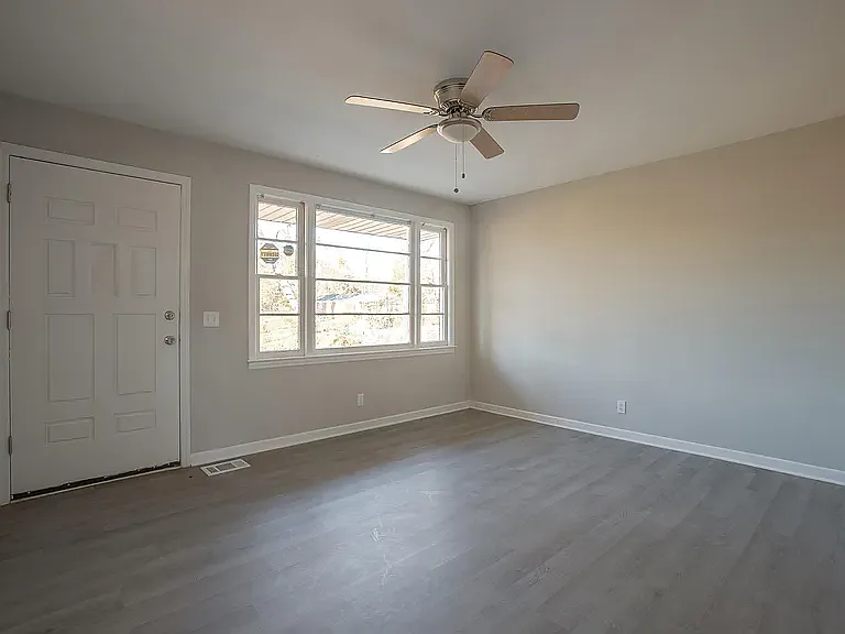 305 Kenmore Dr — Photo 5