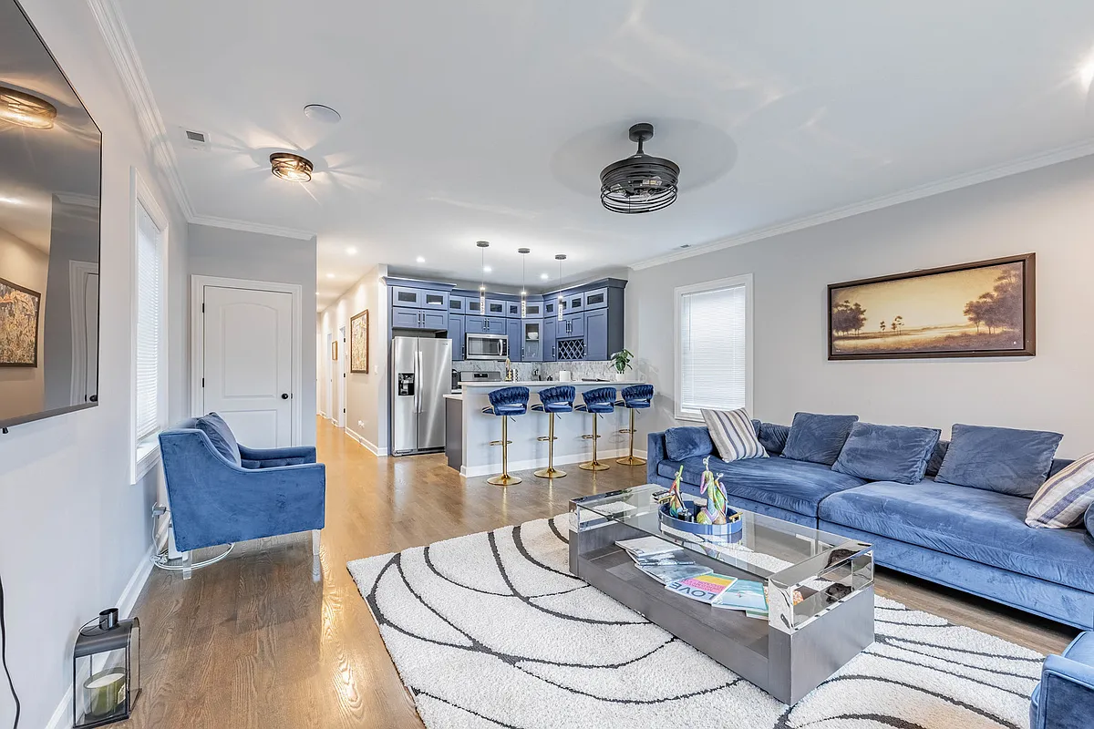 Building Photo - 4634 S Langley Ave #3