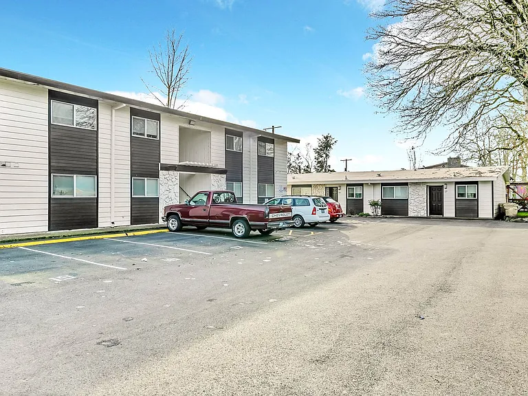 Cape Lee Apartments 2 & 3 Bedroom 1 Bathroom units — Photo 28