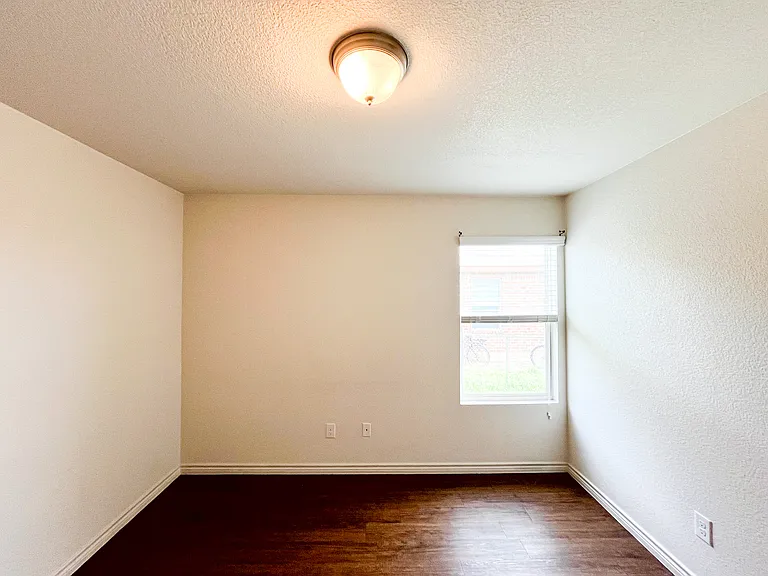 1509 Justin Loop #A — Photo 32