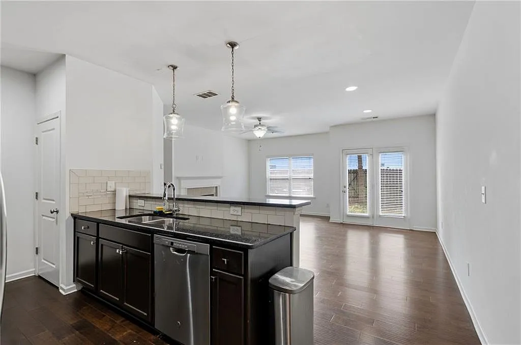 3 bed, 2.5 bath, 1600 sqft, $1,950 — Photo 4