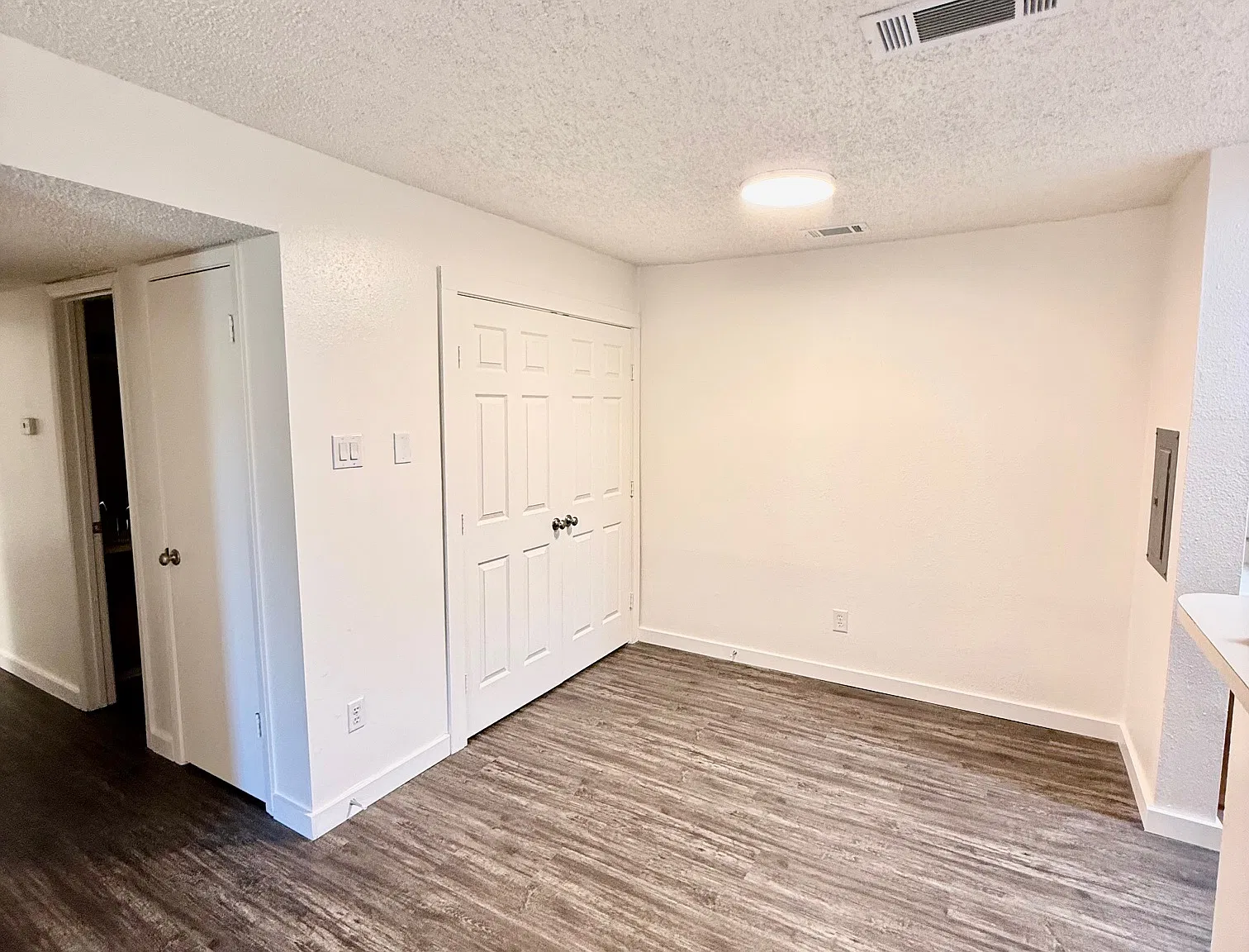 590 Craig St — Photo 3