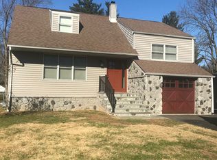 32 Cloverlee Ln, Newtown, PA 18940