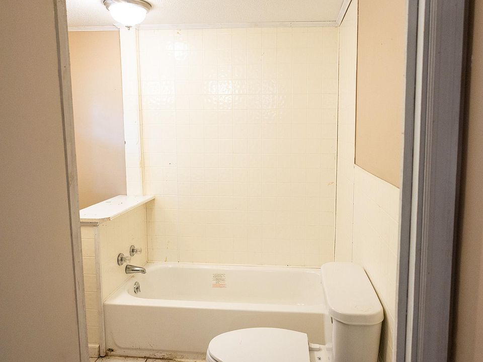 13th image of 901 Palm St.